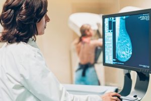 Tumore al seno, sì unanime alla nuova legge in Puglia: screening esteso alle 40enni e test genetici gratuiti per familiari a rischio