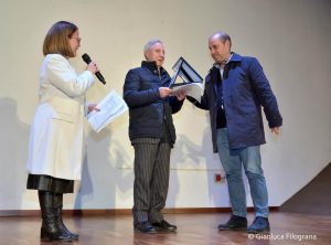 2_al centro DR LUIGI GATTO ginecologo_PREMIO PRINCIPALE operatore sanitario_a destra il dr Carmine Cerullo presidente LILT Lecce