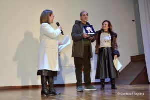 9_COSIMINA PASSASEO_riconscimento alla memoria_ritira il marito Antonio Marzo