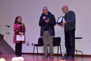 10_3 Al centro il dr ROBERTO PUCE_premia Serravezza