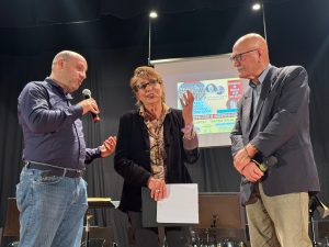 1 in alto al centro