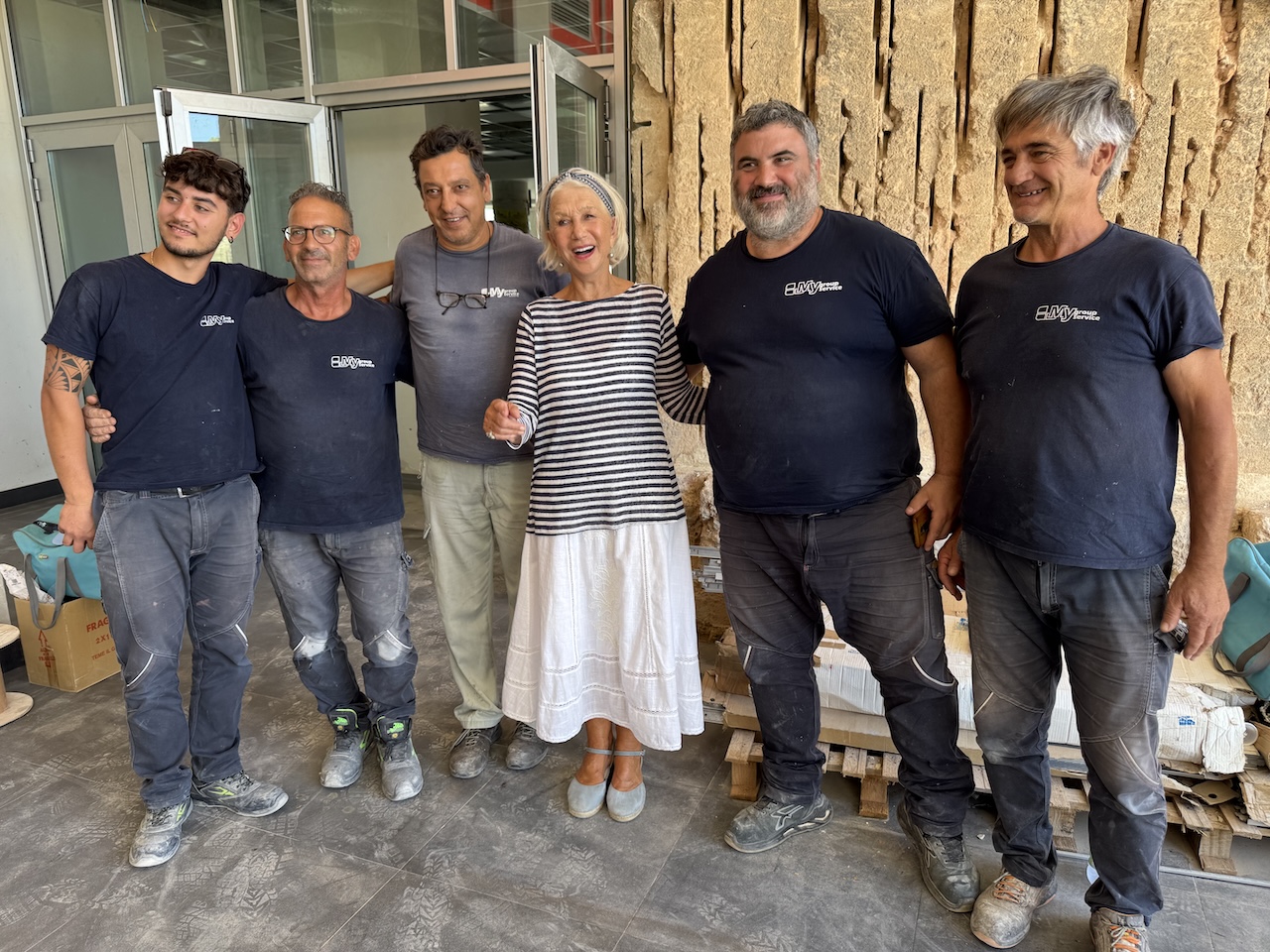 06 Helen Mirren con gli operai al Centro ILMA