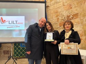1_ROBERTA RENNI_PREMIO PRINC OPERATORE SANITARIO_PREMIATA DALLA PRESIDENTE LILT LE SIMONETTA PEPE E DALL’ONCOLOGO CARMINE CERULLO