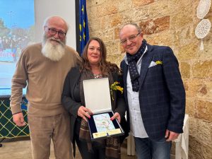 2_FRANCESCA PASTORE_PREMIO PRINC OPERATORE NON SANITARIO_PREMIATA DAGLI ONCOLOGI GIUSEPPE SERRAVEZZA E GIUSEPPE QUARTA